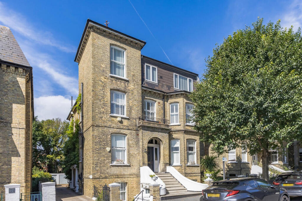 3 bed Apartment for rent in Brighton and Hove. From Elliotts - Hove