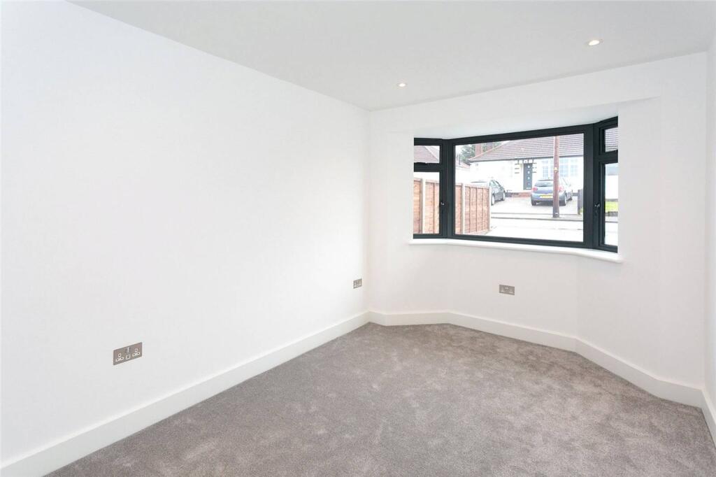 2 bed Bungalow for rent in Bushey. From Imagine - Bushey