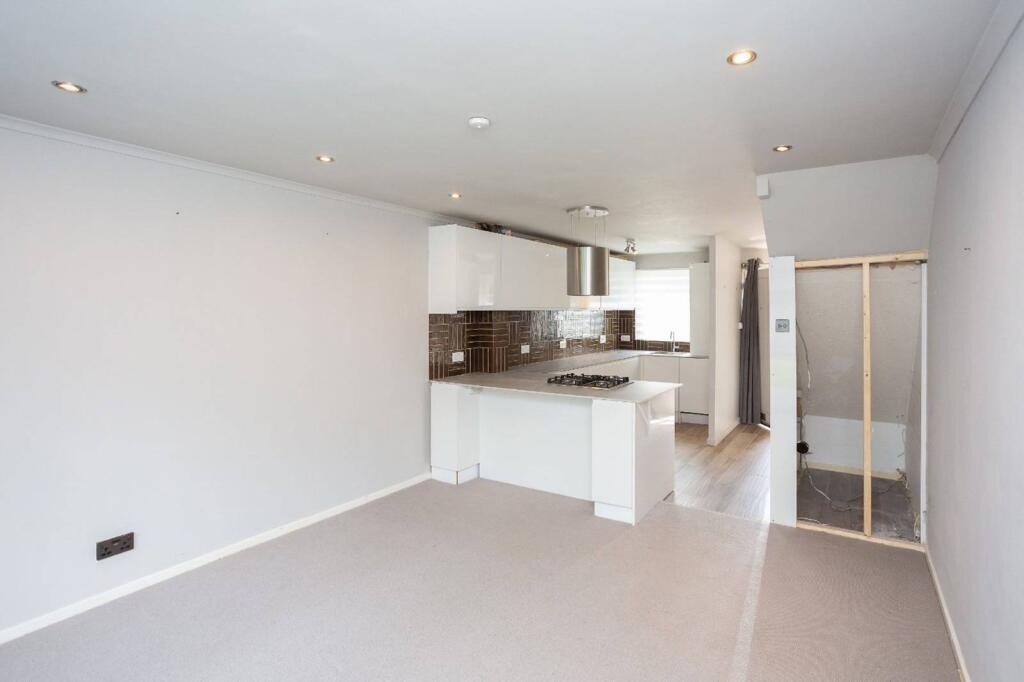 2 bed Mid Terraced House for rent in Bushey. From Imagine - Bushey