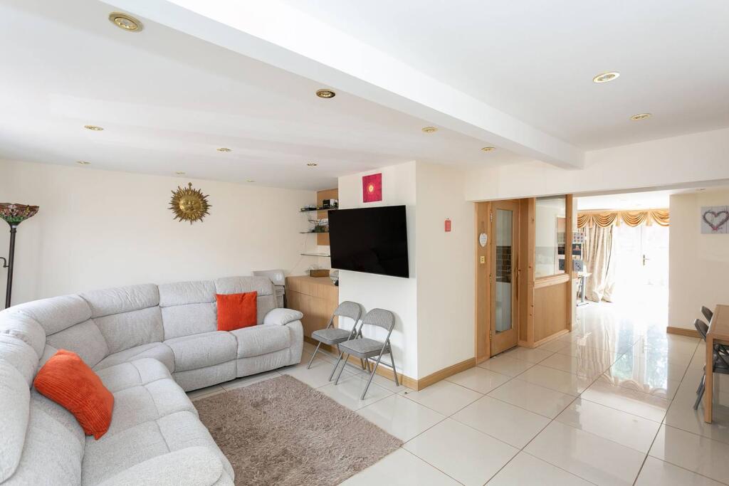 3 bed Mid Terraced House for rent in Bushey. From Imagine - Bushey