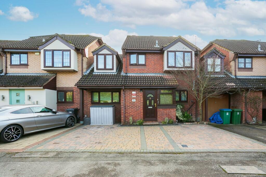 4 bed Mid Terraced House for rent in Watford. From Imagine - Bushey