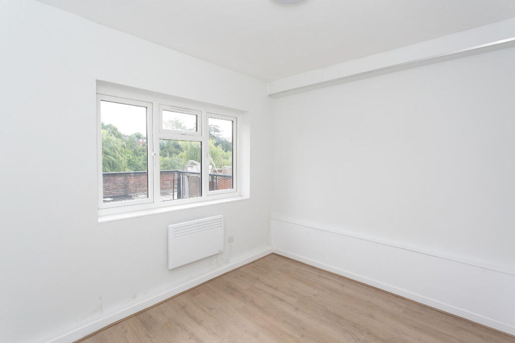 4 bed 1st Floor Flat for rent in Radlett. From Imagine - Bushey 4 bed 1st Floor Flat for rent in Radlett. From Imagine - Bushey