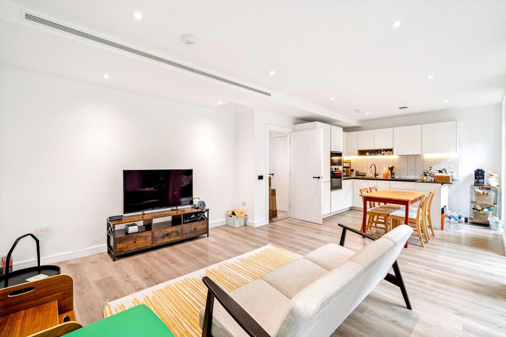 2 bed 1st Floor Flat for rent in . From Knight Frank - Fulham