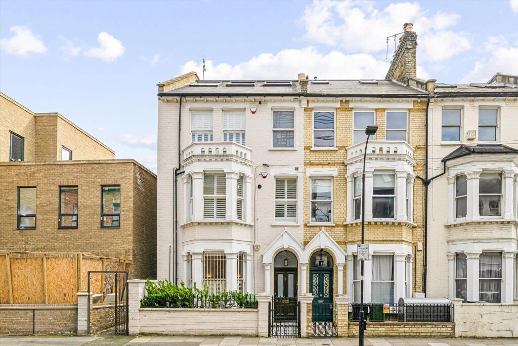 1 bed 1st Floor Flat for rent in London. From Knight Frank - Fulham