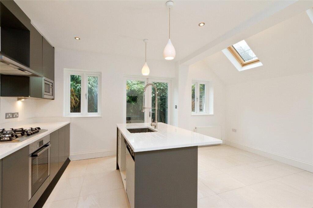 3 bed 1st Floor Flat for rent in London. From Knight Frank - Fulham