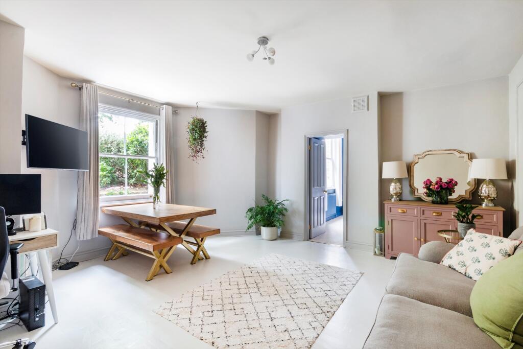1 bed 1st Floor Flat for rent in London. From Knight Frank - Fulham