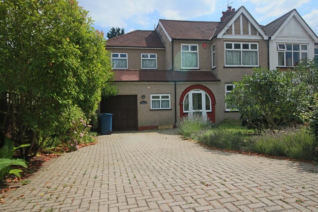 6 bed Semi Detached for rent in Pinner. From Rawlinson Gold - Harrow Town Centre - Sales