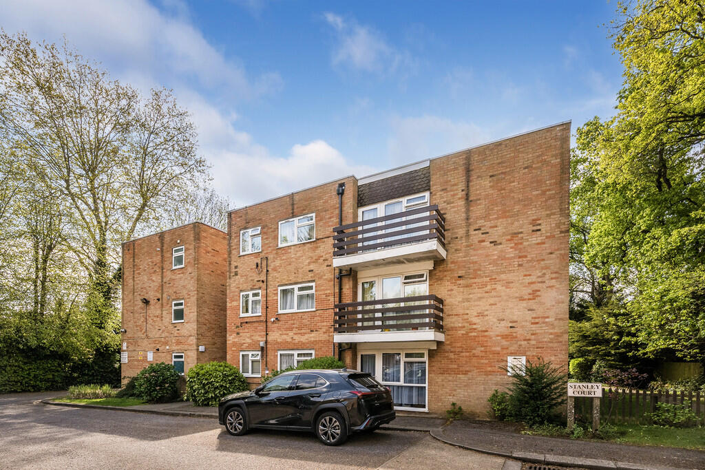 2 bed Apartment for rent in Stanmore. From Rawlinson Gold - Harrow Town Centre - Sales