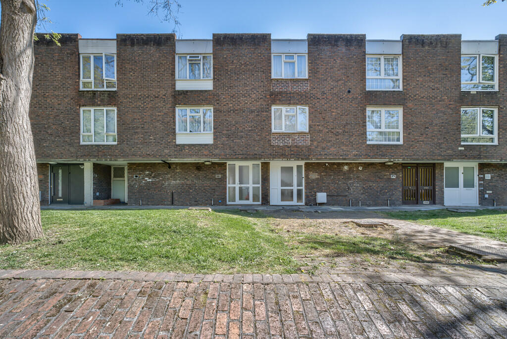 3 bed Town House for rent in Hendon. From Rawlinson Gold - Harrow Town Centre - Sales