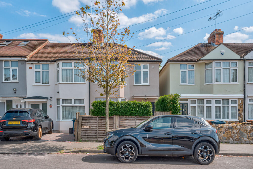 3 bed End of Terrace for rent in Kenton. From Rawlinson Gold - Harrow Town Centre - Sales