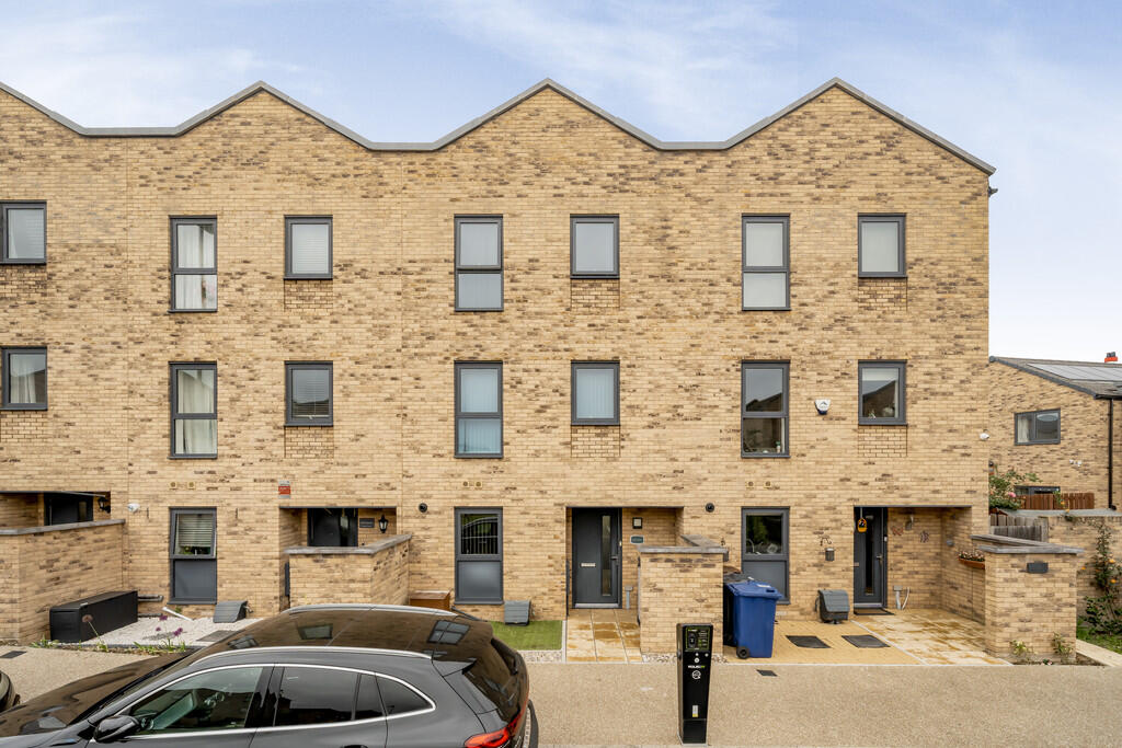 4 bed Semi Detached for rent in Harrow. From Rawlinson Gold - Harrow Town Centre - Sales