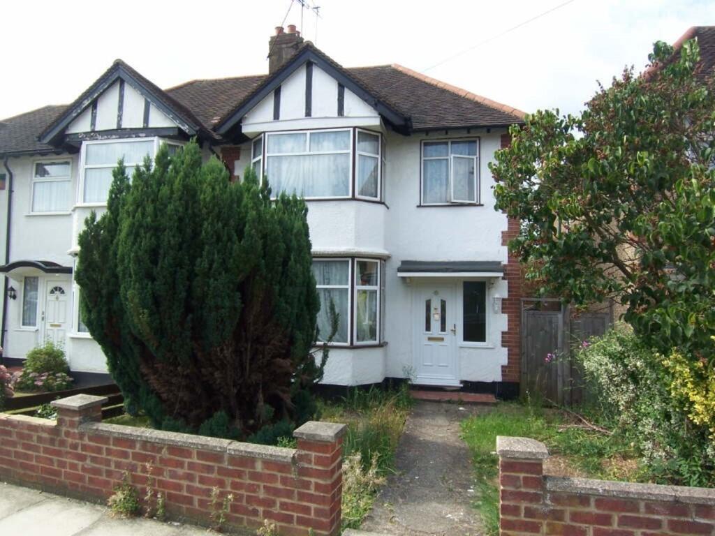 3 bed Semi Detached for rent in Harrow. From Rawlinson Gold - Harrow Town Centre - Sales 3 bed Semi Detached for rent in Harrow. From Rawlinson Gold - Harrow Town Centre - Sales