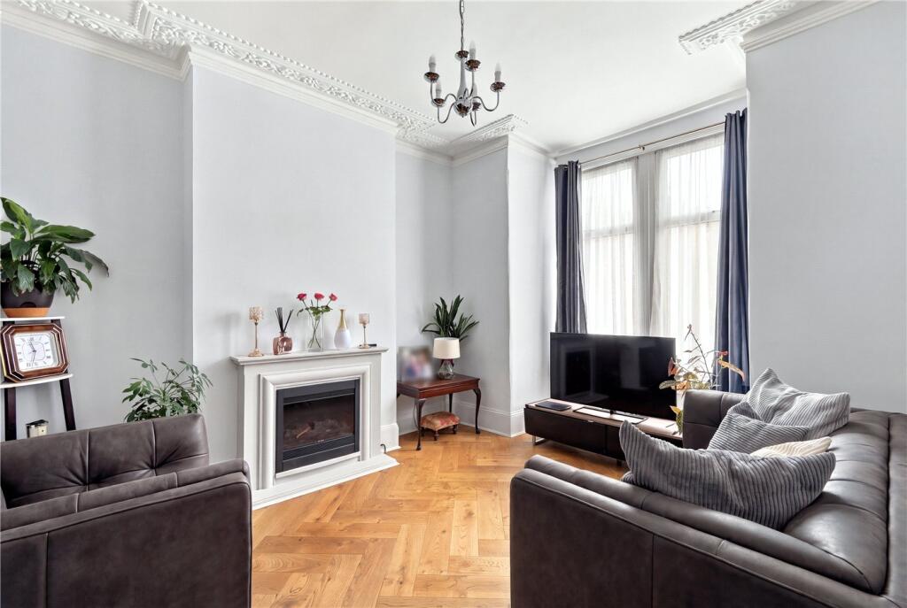 3 bed Mid Terraced House for rent in Stoke Newington. From Winkworth - Harringay