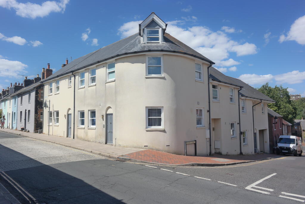 4 bed Mid Terraced House for rent in Lewes. From St James - Haywards Heath 4 bed Mid Terraced House for rent in Lewes. From St James - Haywards Heath