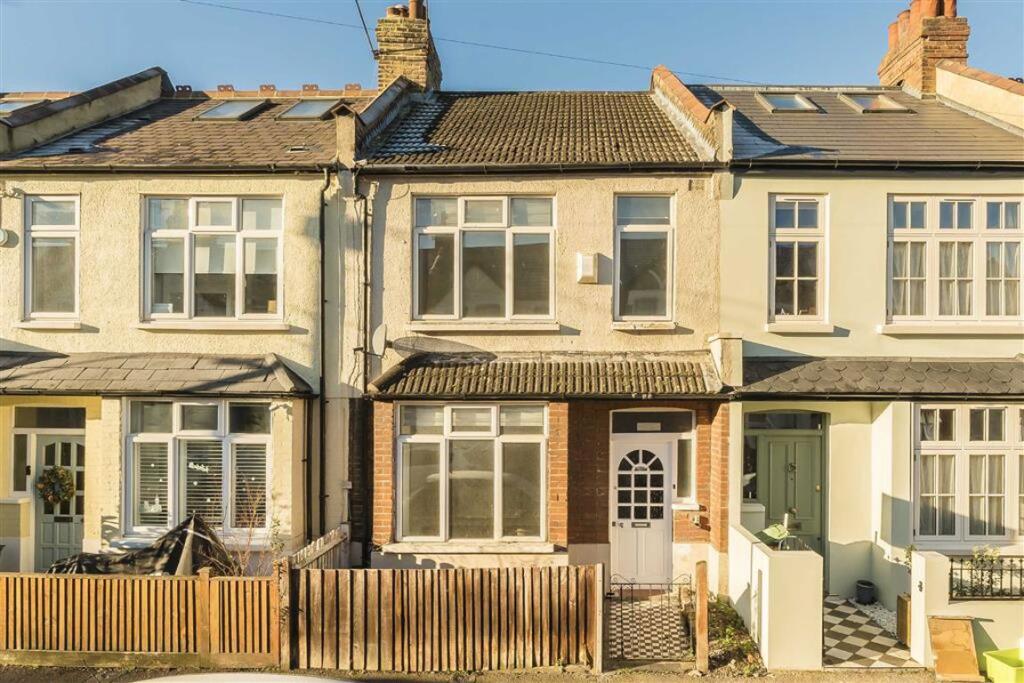3 bed Mid Terraced House for rent in Hammersmith. From Marsh & Parsons - Askew Road & Acton