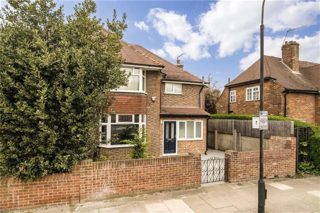 5 bed Detached for rent in Acton. From Marsh & Parsons - Askew Road & Acton 5 bed Detached for rent in Acton. From Marsh & Parsons - Askew Road & Acton