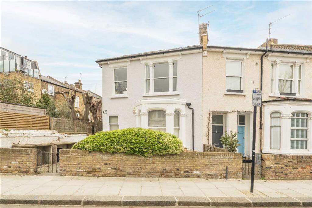 1 bed 1st Floor Flat for rent in London. From Marsh & Parsons - Askew Road & Acton