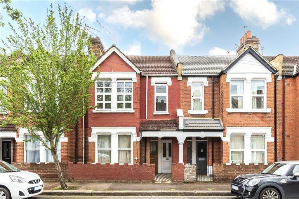 2 bed 1st Floor Flat for rent in London. From Marsh & Parsons - Askew Road & Acton