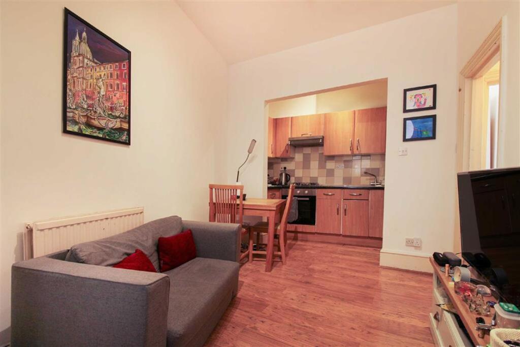 2 bed 1st Floor Flat for rent in Acton. From Marsh & Parsons - Askew Road & Acton