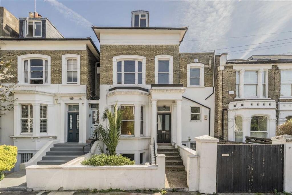 5 bed Detached for rent in London. From Marsh & Parsons - Askew Road & Acton 5 bed Detached for rent in London. From Marsh & Parsons - Askew Road & Acton