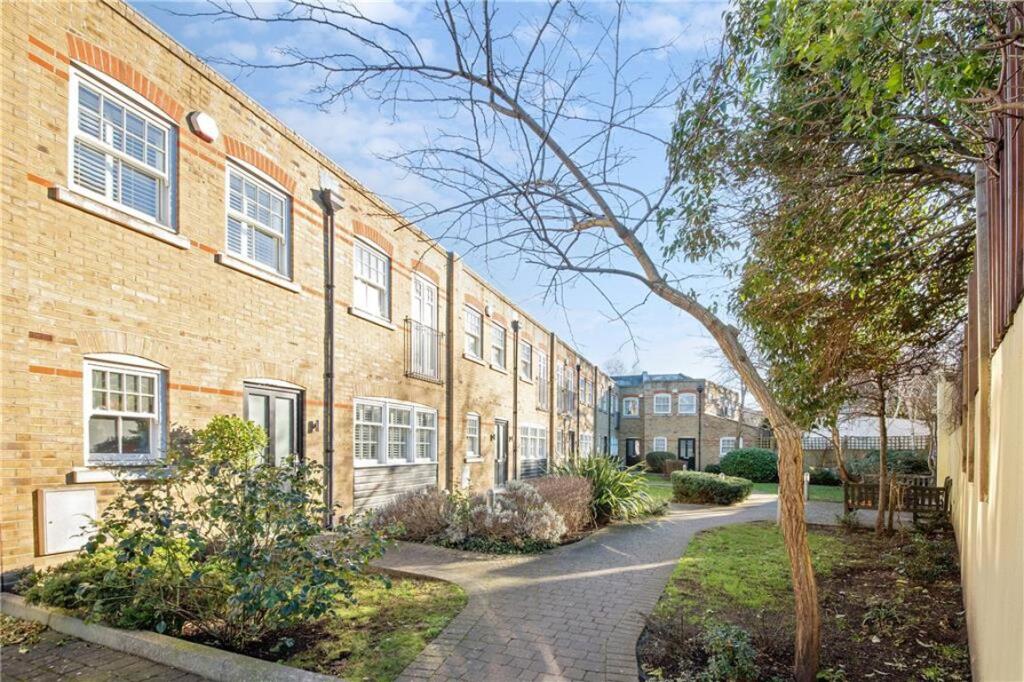 3 bed Detached for rent in Hammersmith. From Marsh & Parsons - Askew Road & Acton