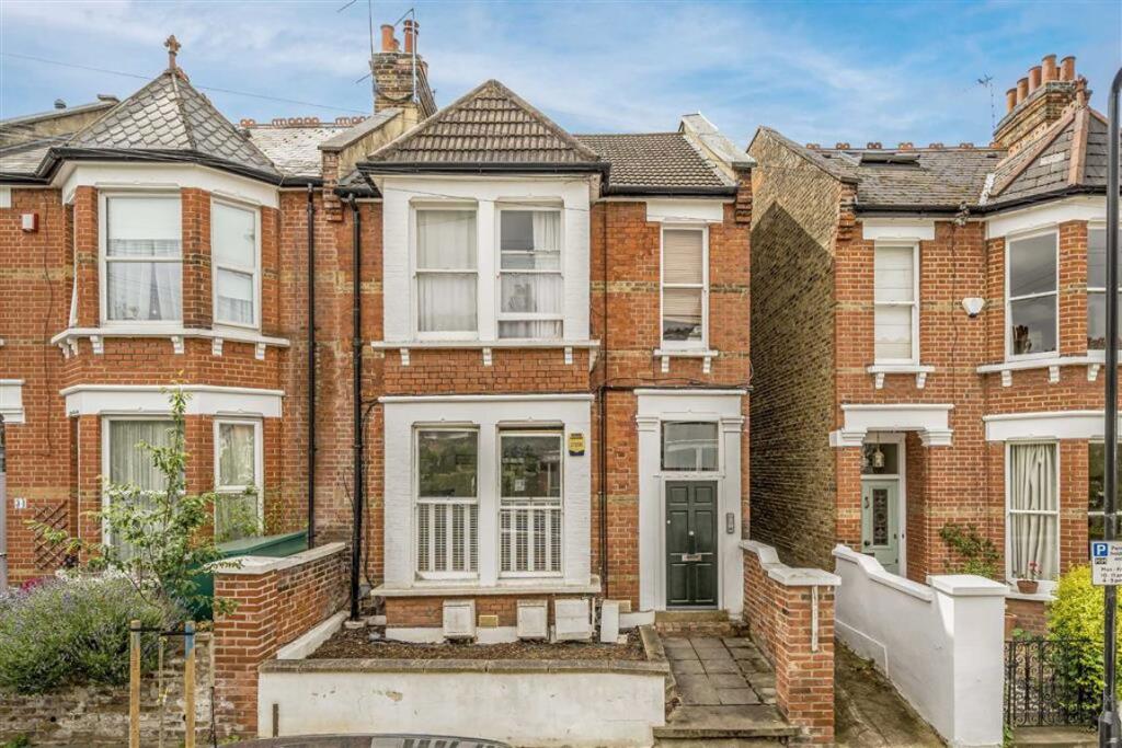 1 bed 1st Floor Flat for rent in Acton. From Marsh & Parsons - Askew Road & Acton
