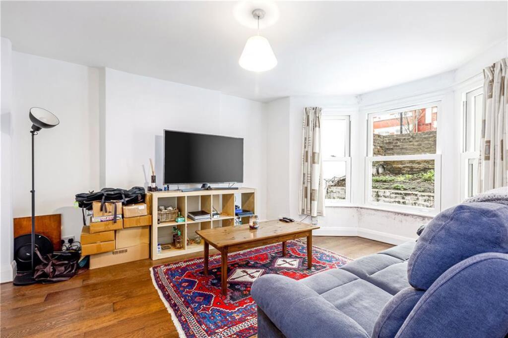 1 bed 1st Floor Flat for rent in London. From Marsh & Parsons - Askew Road & Acton