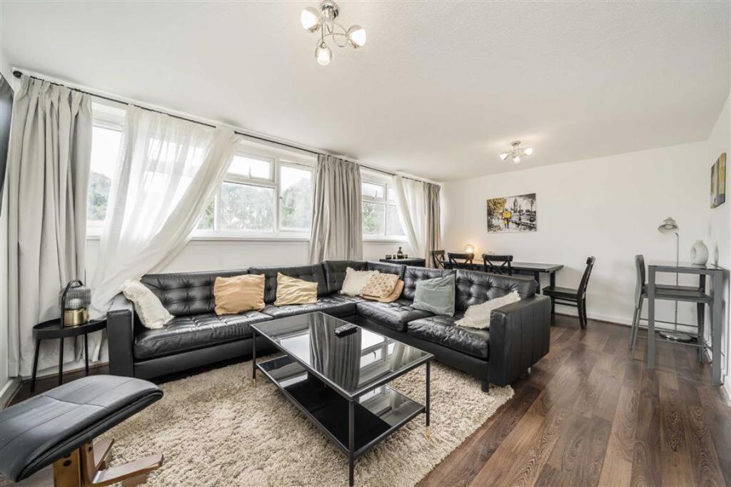 3 bed 1st Floor Flat for rent in Acton. From Marsh & Parsons - Askew Road & Acton