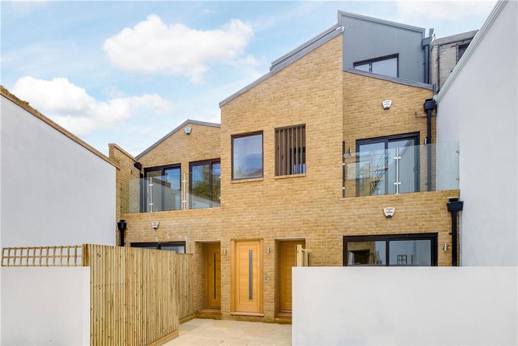 1 bed 1st Floor Flat for rent in London. From Marsh & Parsons - Askew Road & Acton