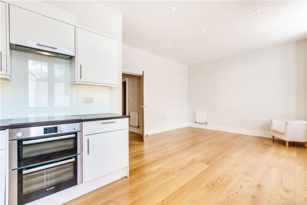 2 bed 1st Floor Flat for rent in London. From Marsh & Parsons - Askew Road & Acton