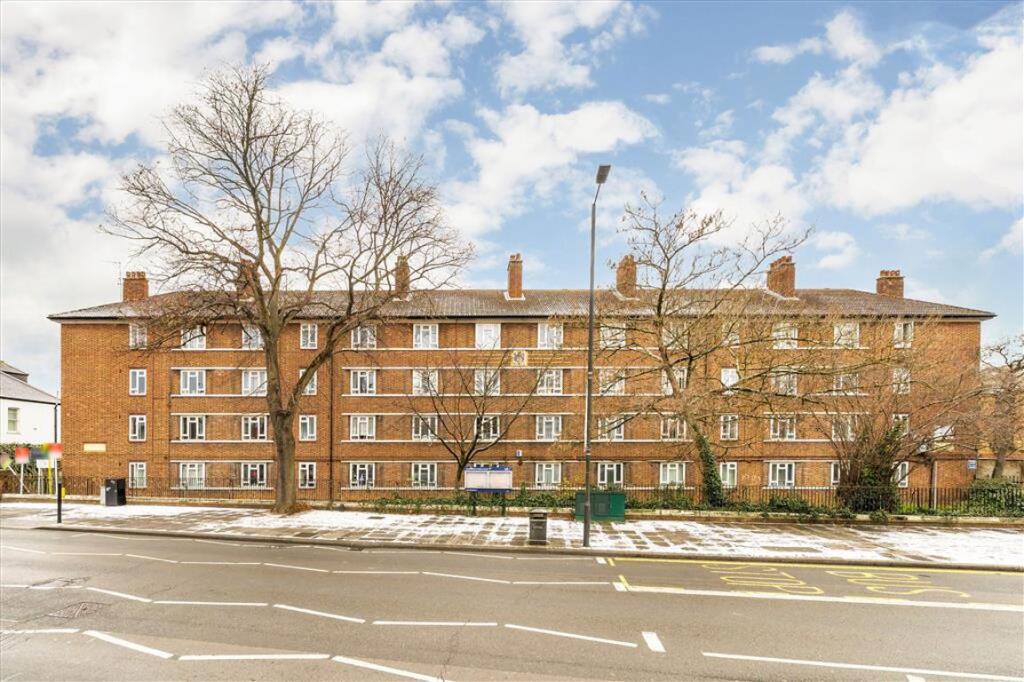 3 bed 1st Floor Flat for rent in Fulham. From Marsh & Parsons - Bishops Park