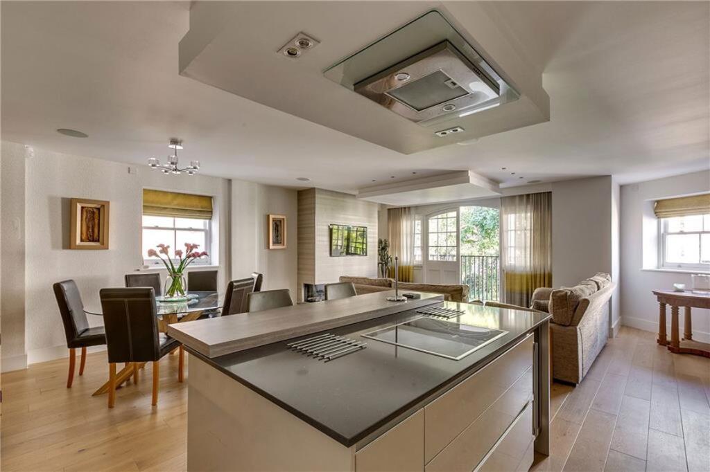 3 bed 1st Floor Flat for rent in London. From Marsh & Parsons - Bishops Park