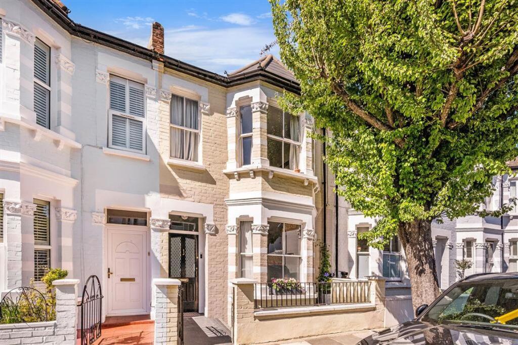 3 bed 1st Floor Flat for rent in London. From Marsh & Parsons - Bishops Park