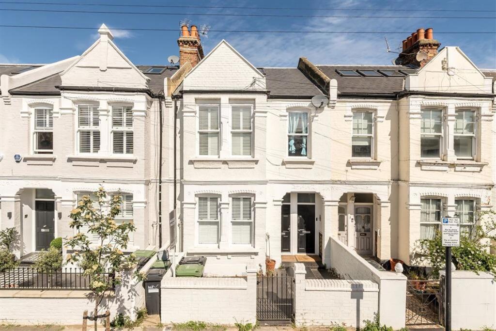 4 bed Annexe for rent in Fulham. From Marsh & Parsons - Bishops Park 4 bed Annexe for rent in Fulham. From Marsh & Parsons - Bishops Park