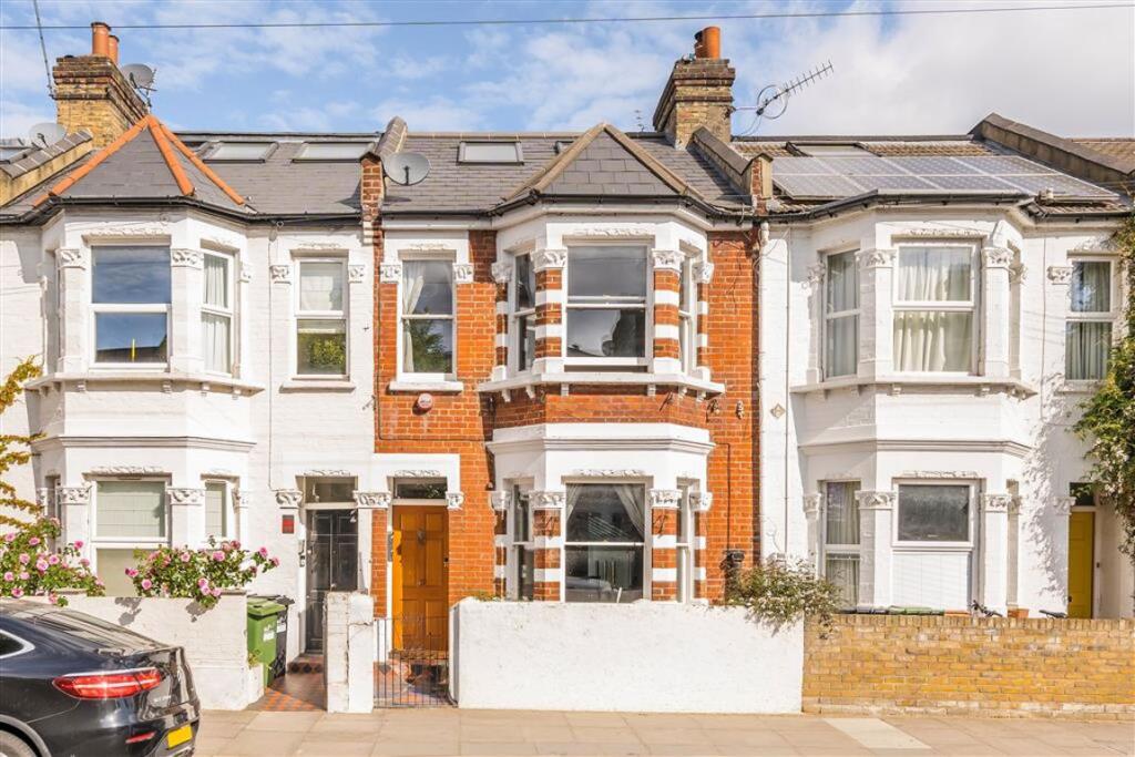 4 bed Mid Terraced House for rent in Fulham. From Marsh & Parsons - Bishops Park