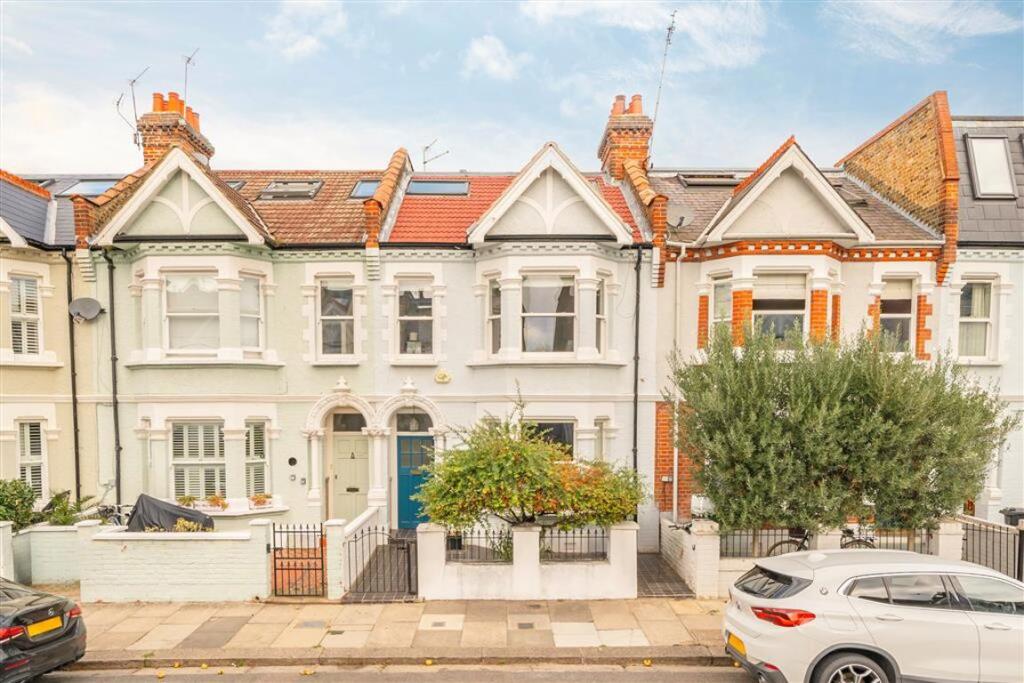 3 bed 1st Floor Flat for rent in London. From Marsh & Parsons - Bishops Park