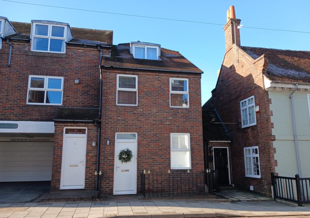 3 bed Town House for rent in Lymington. From Woolley & Wallis - Romsey