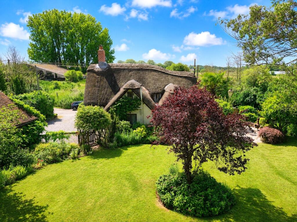4 bed Chalet type for rent in Tinkers Cross. From Woolley & Wallis - Romsey 4 bed Chalet type for rent in Tinkers Cross. From Woolley & Wallis - Romsey
