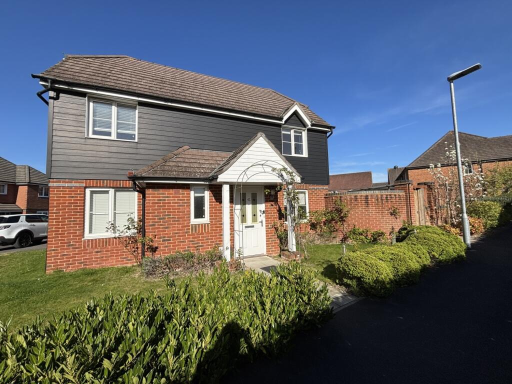 3 bed Mid Terraced House for rent in Salisbury. From Woolley & Wallis - Salisbury
