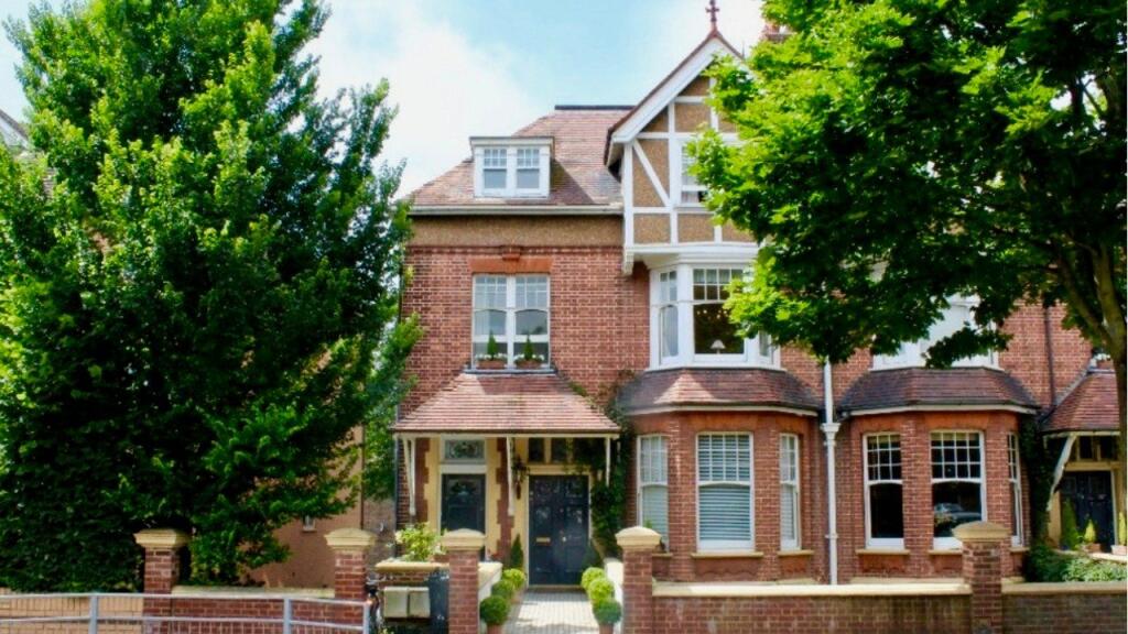 2 bed 1st Floor Flat for rent in Brighton and Hove. From Brand Vaughan - Hove