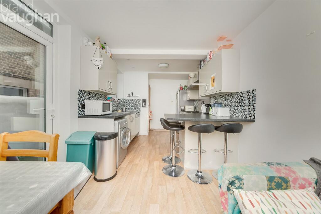 5 bed Mid Terraced House for rent in Brighton and Hove. From Brand Vaughan - Student Lettings - Brighton 5 bed Mid Terraced House for rent in Brighton and Hove. From Brand Vaughan - Student Lettings - Brighton