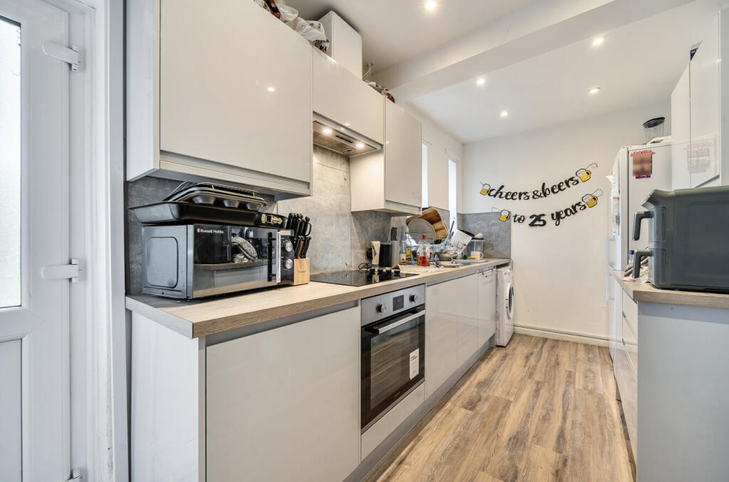 5 bed Semi Detached for rent in Falmer. From Brand Vaughan - Student Lettings - Brighton 5 bed Semi Detached for rent in Falmer. From Brand Vaughan - Student Lettings - Brighton