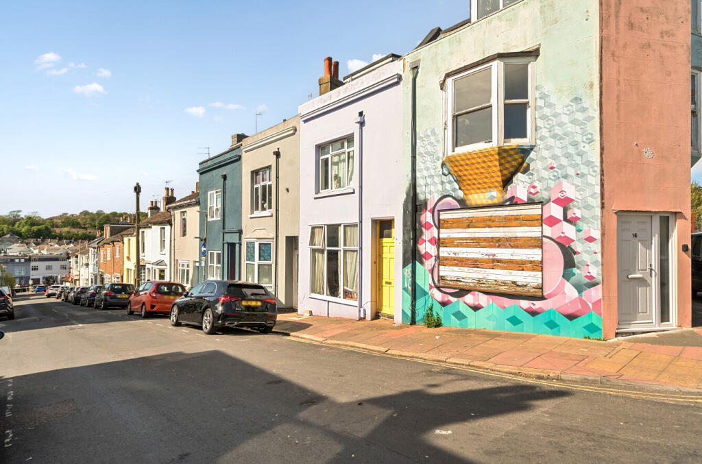 5 bed Mid Terraced House for rent in Ovingdean. From Brand Vaughan - Student Lettings - Brighton