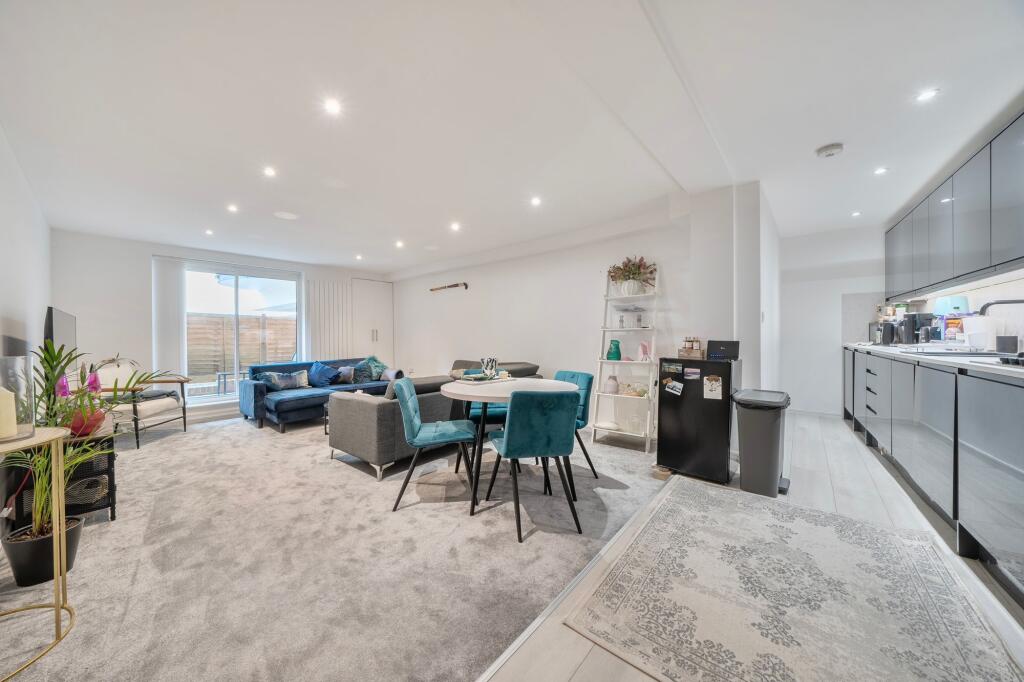 3 bed 1st Floor Flat for rent in London. From Daniel Cobb - London Bridge