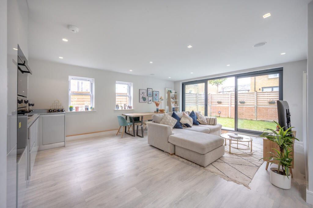 3 bed Apartment for rent in Camberwell. From Truepenny's Property Consultants - Dulwich