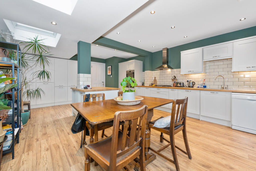 4 bed Mid Terraced House for rent in London. From Truepenny's Property Consultants - Dulwich