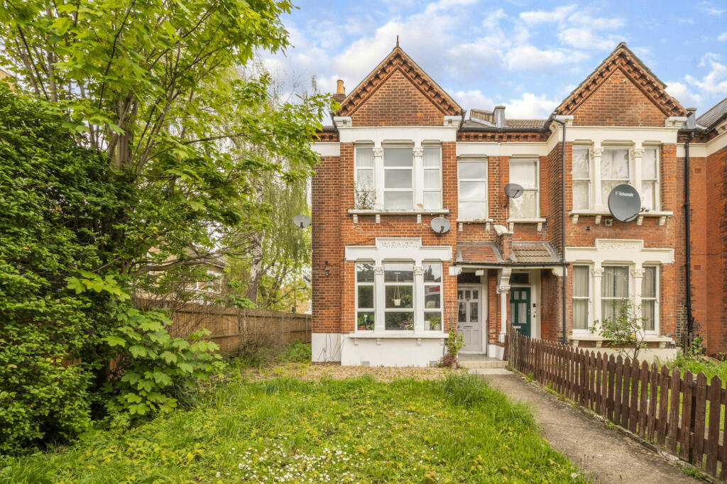 2 bed 1st Floor Flat for rent in Camberwell. From Truepenny's Property Consultants - Dulwich