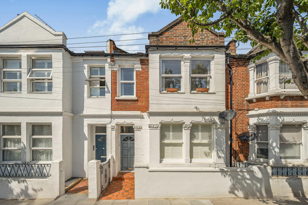 3 bed Mid Terraced House for rent in Wandsworth. From Truepenny's Property Consultants - Dulwich