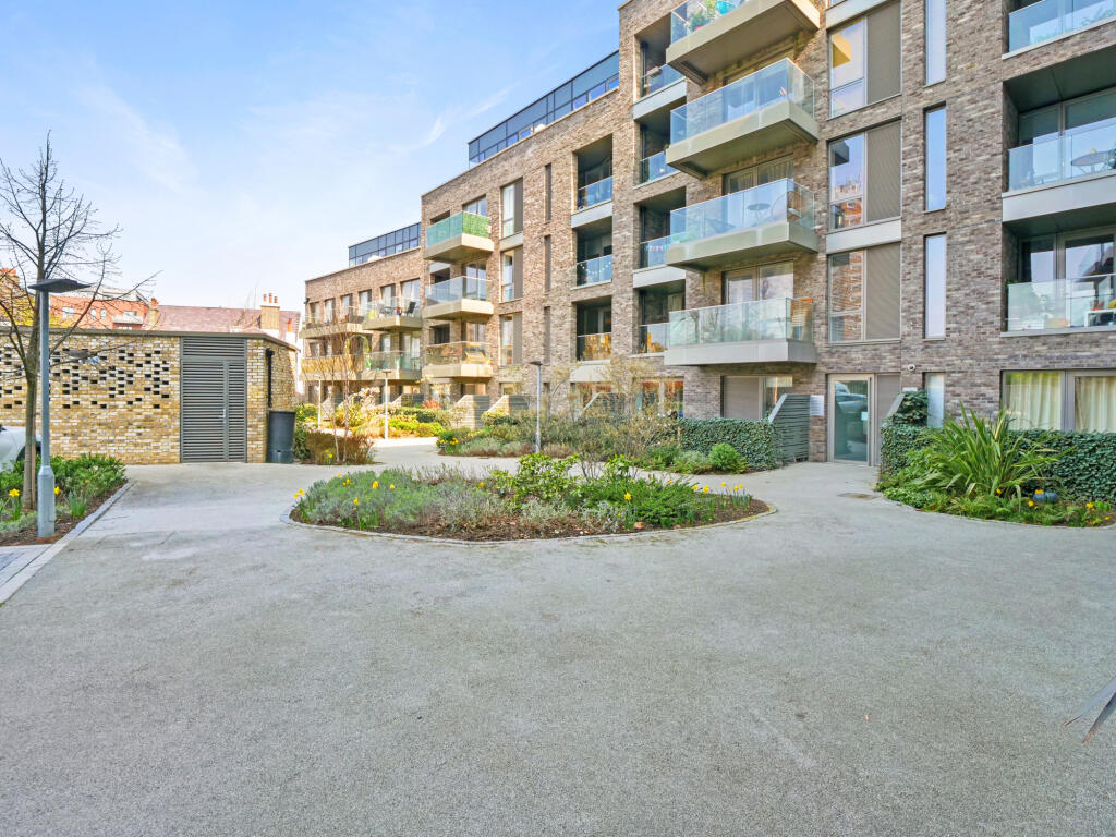 3 bed Apartment for rent in Camberwell. From Truepenny's Property Consultants - Dulwich