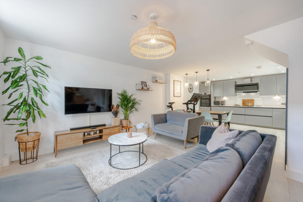 2 bed Detached for rent in Camberwell. From Truepenny's Property Consultants - Dulwich